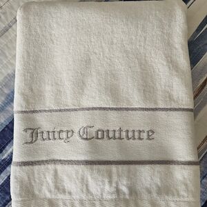 💕Juicy Couture White velvet bath towel embroidered logo💕